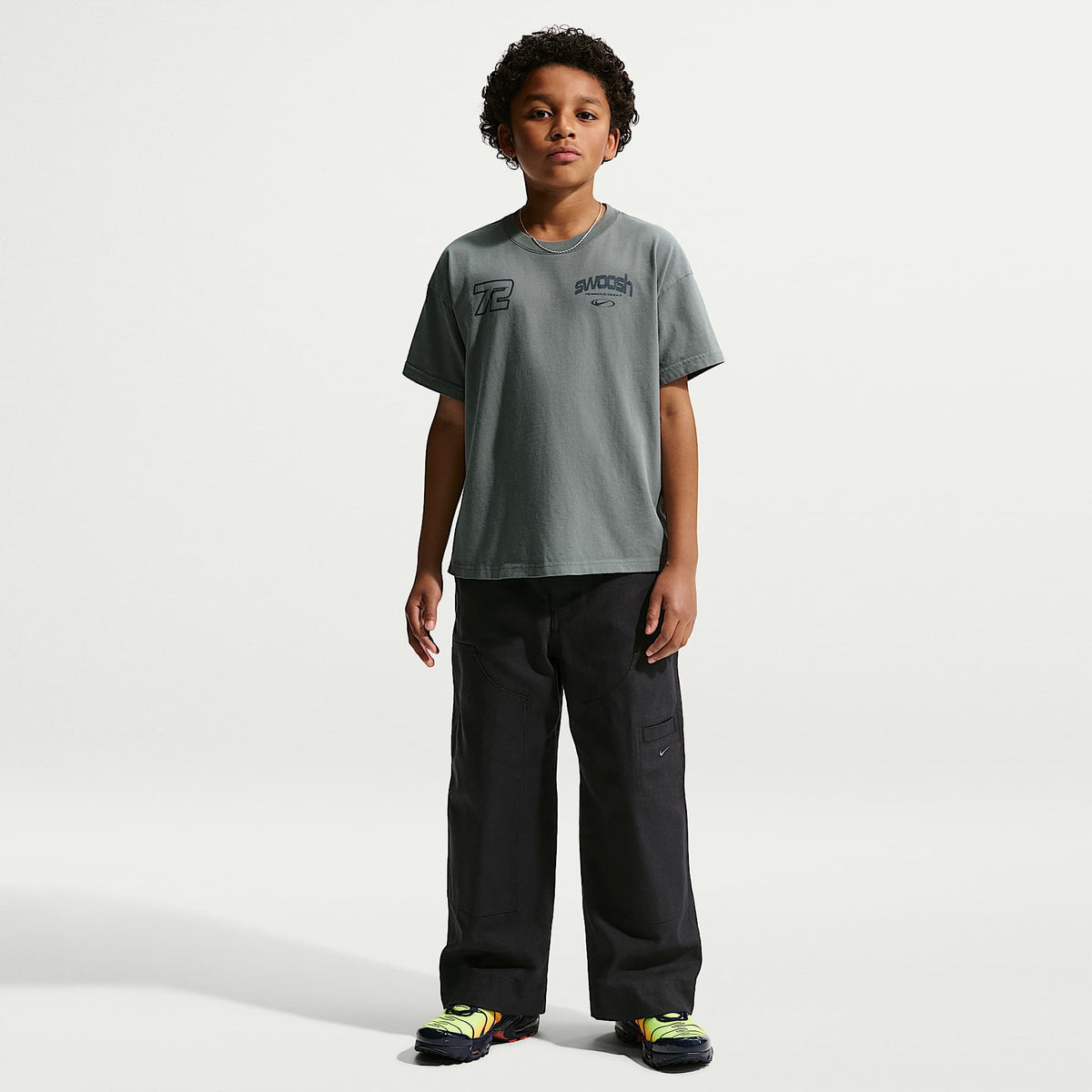 Playera para niños talla grande Nike Sportswear – Gris humo – vista 4