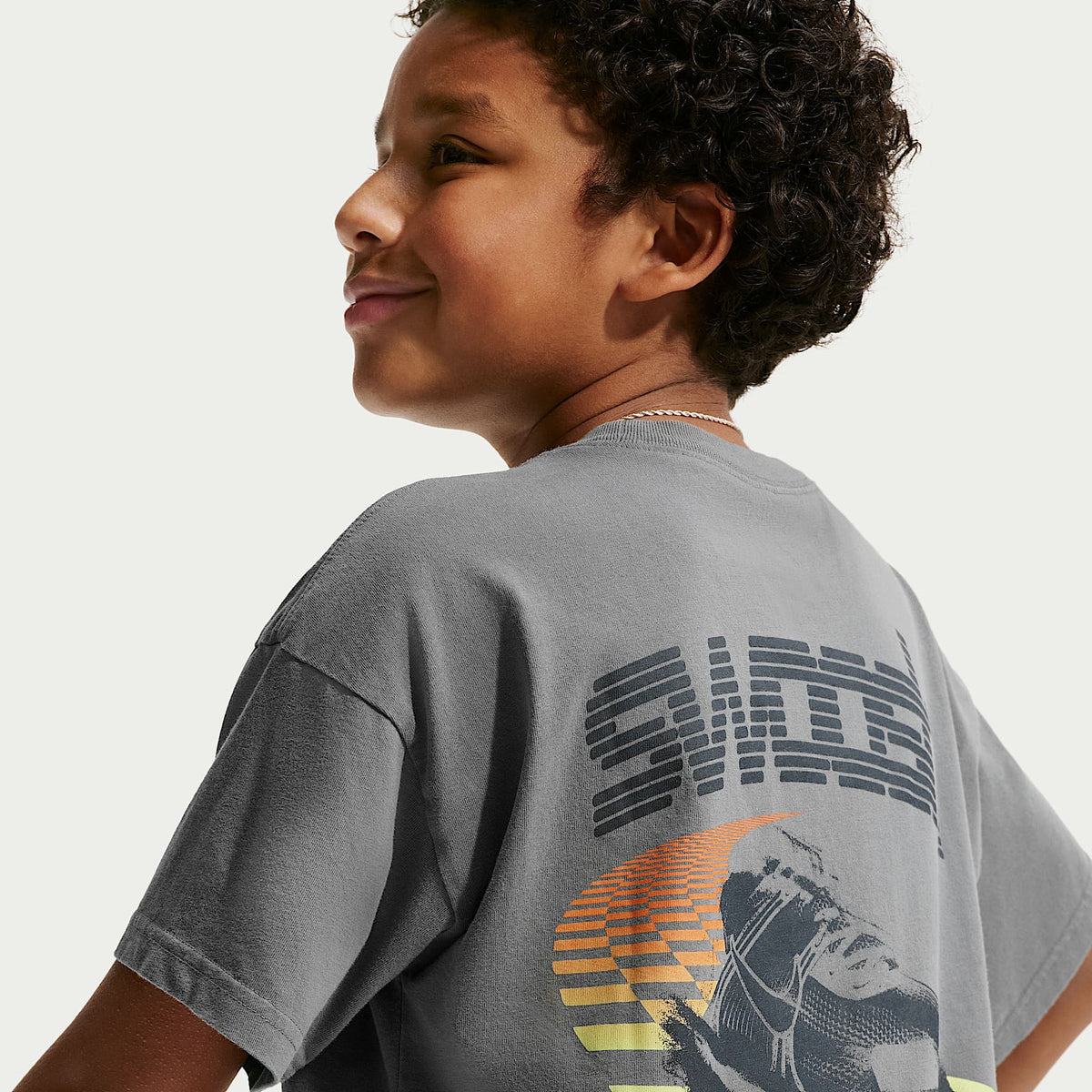 Playera para niños talla grande Nike Sportswear – Gris humo – vista 3
