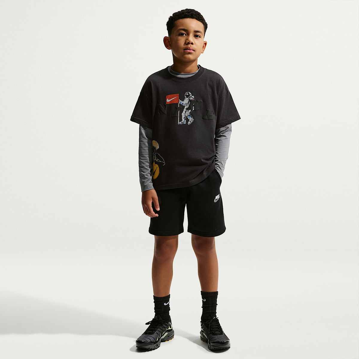 Playera para niños talla grande Nike Sportswear – Sombrío apagado – vista 4