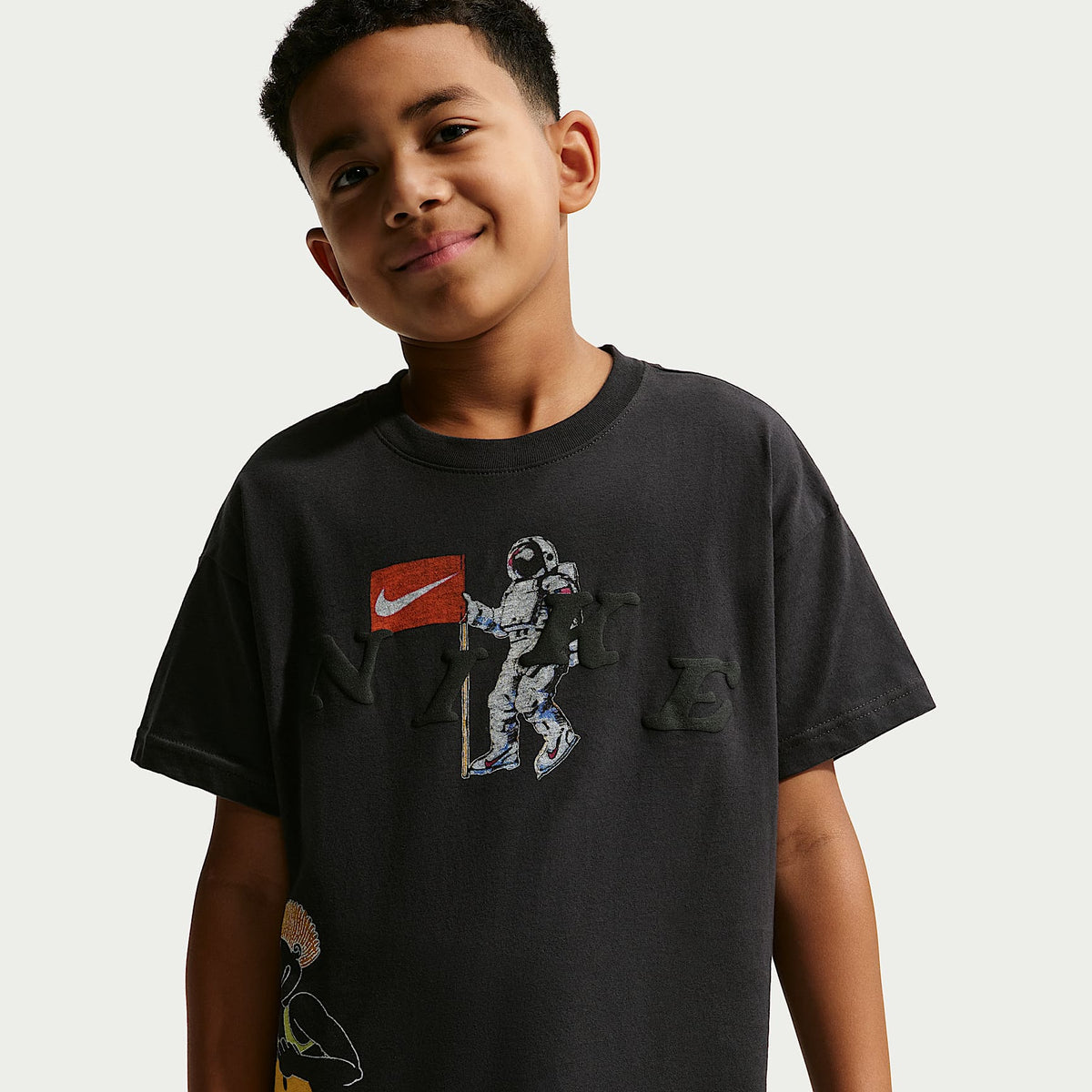 Playera para niños talla grande Nike Sportswear – Sombrío apagado – vista 3