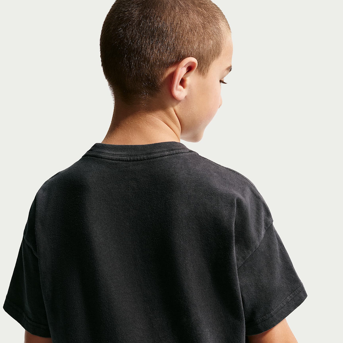 Playera para niños talla grande Nike Sportswear – Negro – vista 2