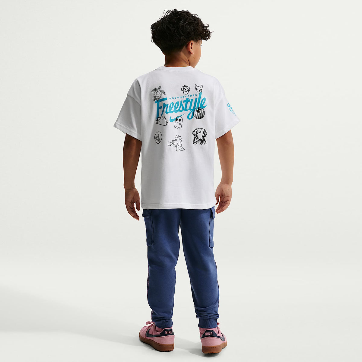 Playera Max90 para niños talla grande Nike Club x Doernbecher Freestyle – Blanco – vista 5