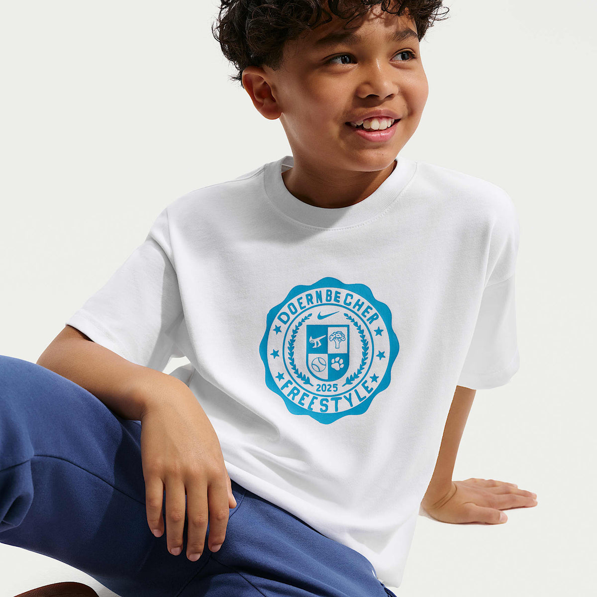 Playera Max90 para niños talla grande Nike Club x Doernbecher Freestyle – Blanco – vista 3