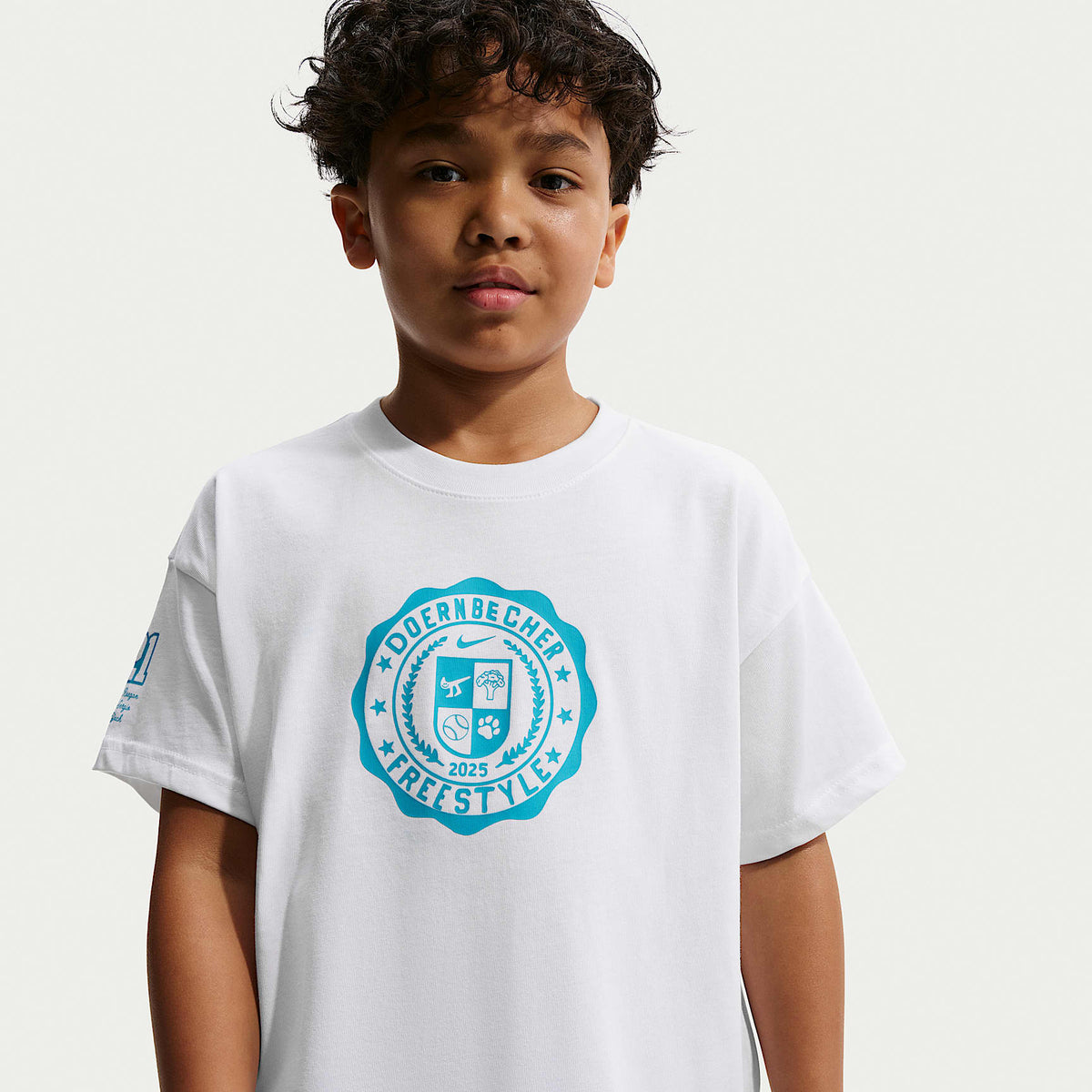Playera Max90 para niños talla grande Nike Club x Doernbecher Freestyle – Blanco – vista 1