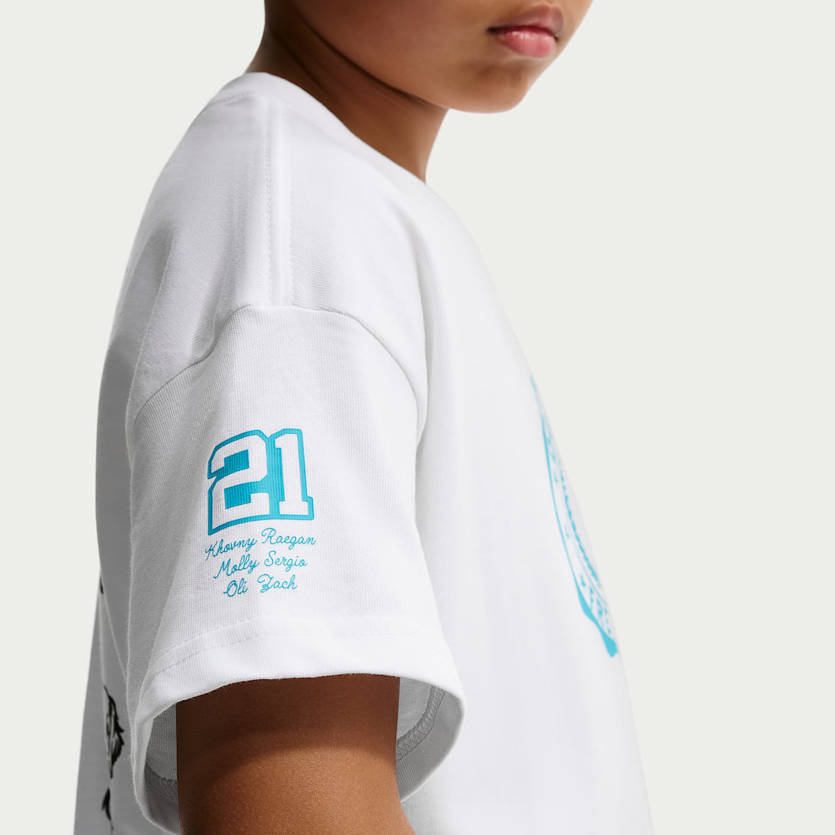 Playera Max90 para niños talla grande Nike Club x Doernbecher Freestyle – Blanco – vista 6