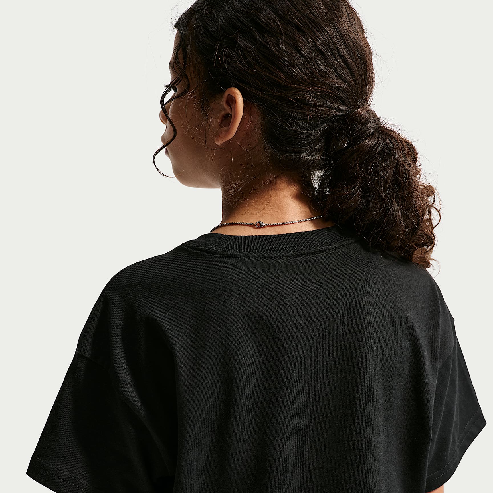 Playera para niños talla grande Nike Sportswear – Negro – vista 2