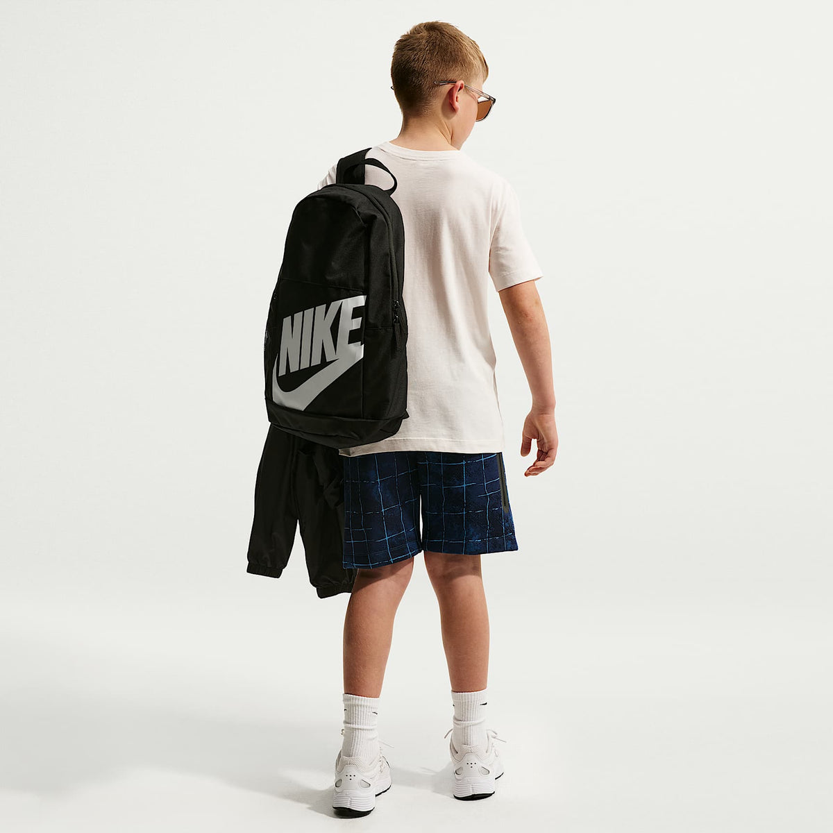 Playera para niños talla grande Nike Sportswear – Fantasma – vista 5