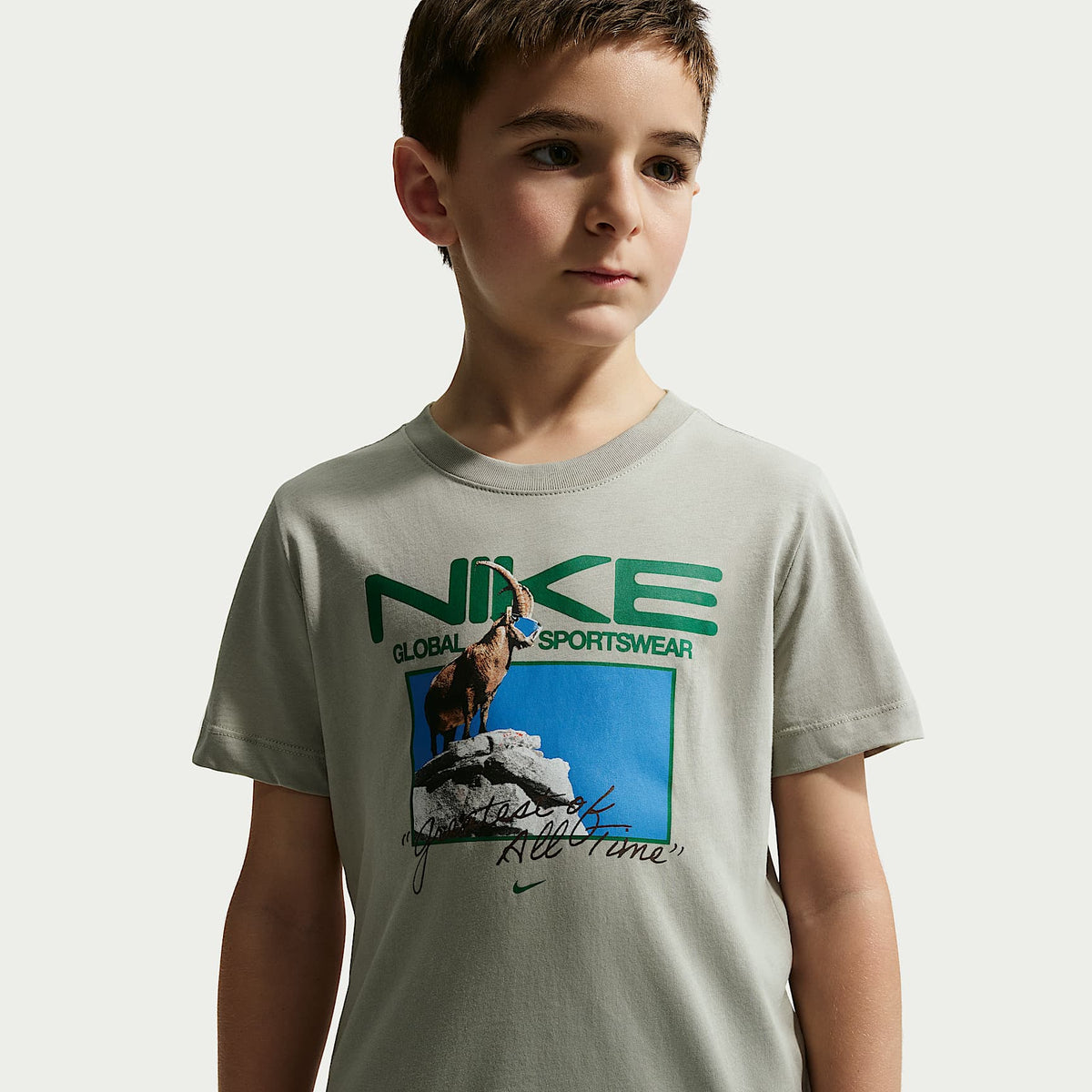 Playera para niños talla grande Nike Sportswear – Niebla pícea – vista 1