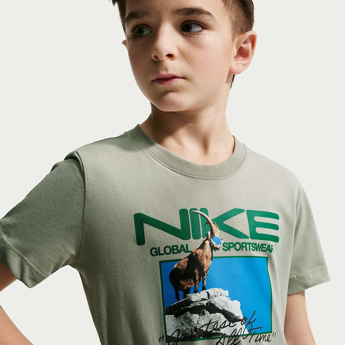 Playera para niños talla grande Nike Sportswear – Niebla pícea – vista 3