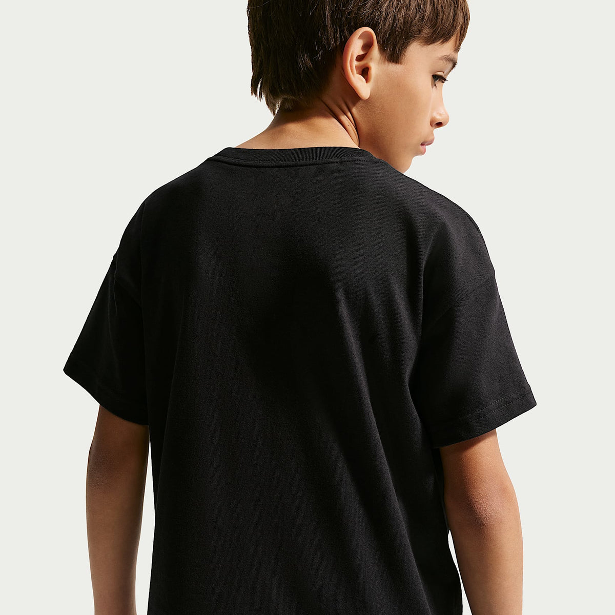 Playera para niños talla grande Nike Sportswear – Negro – vista 2