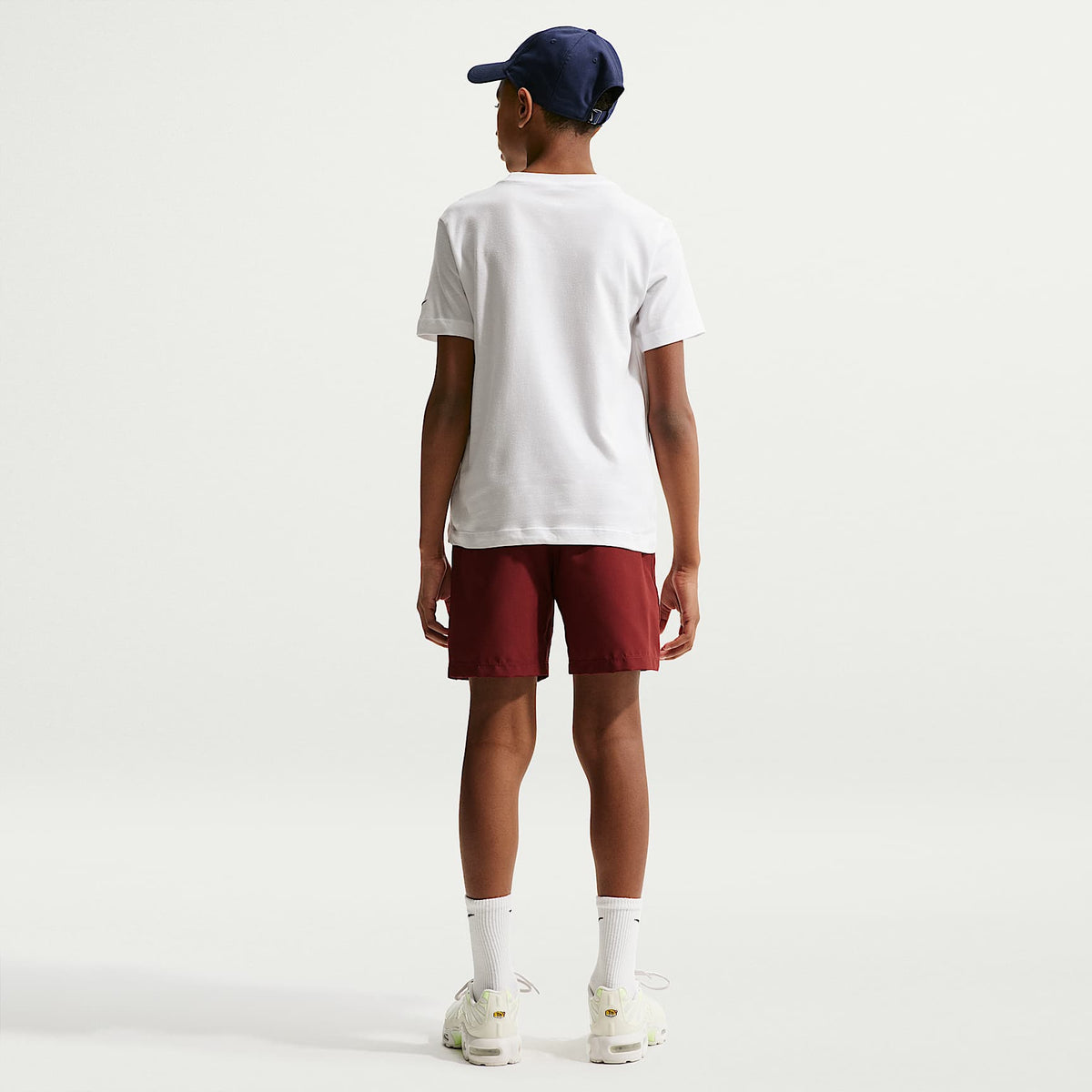 Playera con bolsillo para niños talla grande Nike Sportswear – Blanco/Negro – vista 5