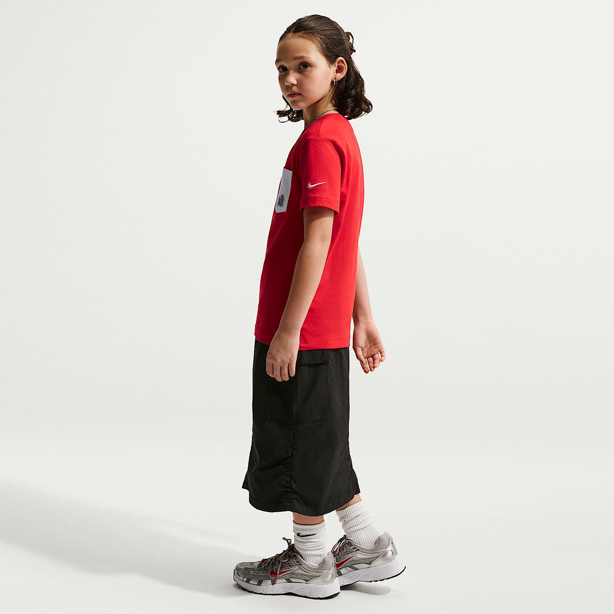 Playera con bolsillo para niños talla grande Nike Sportswear – Rojo universitario/Blanco – vista 5