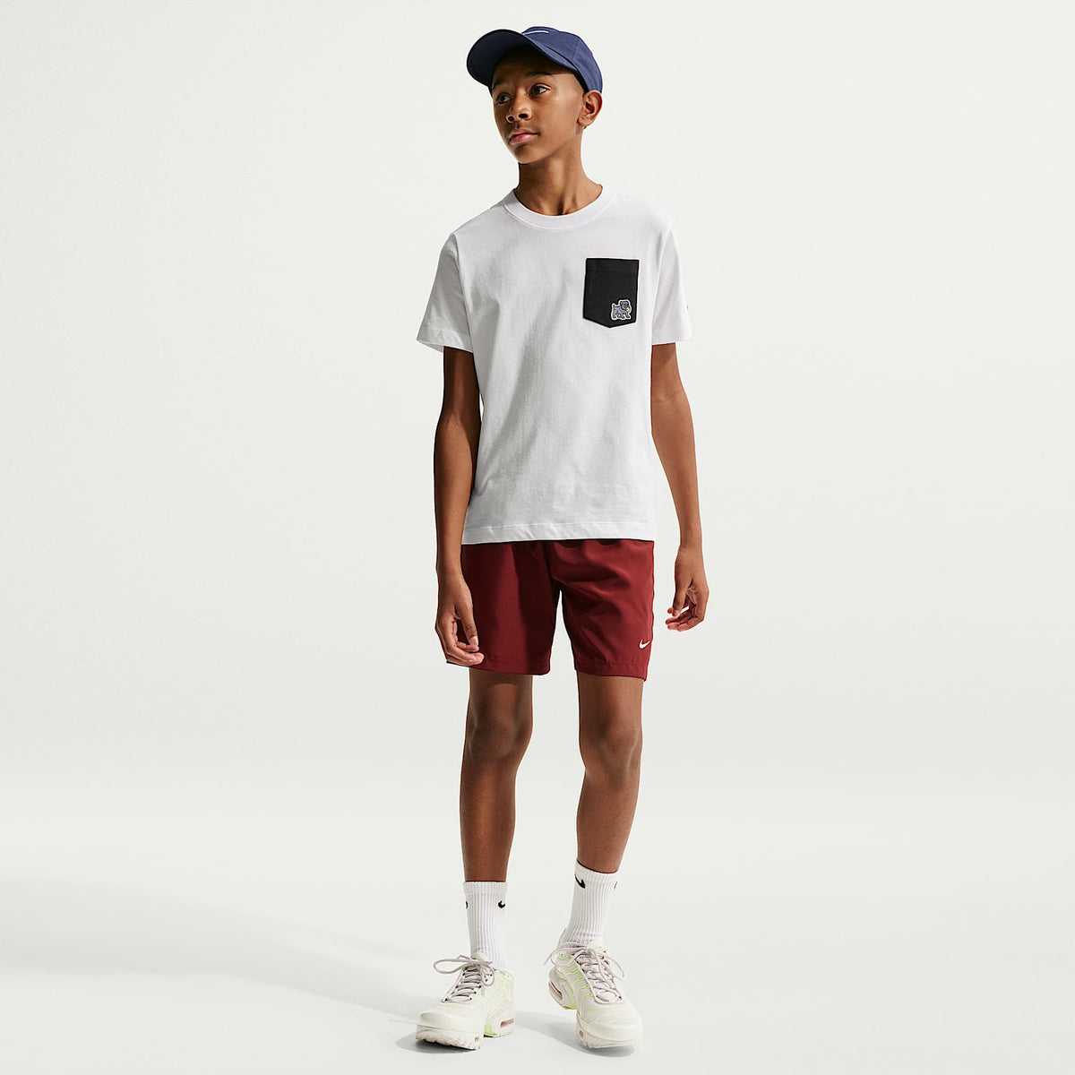Playera con bolsillo para niños talla grande Nike Sportswear – Blanco/Negro – vista 4