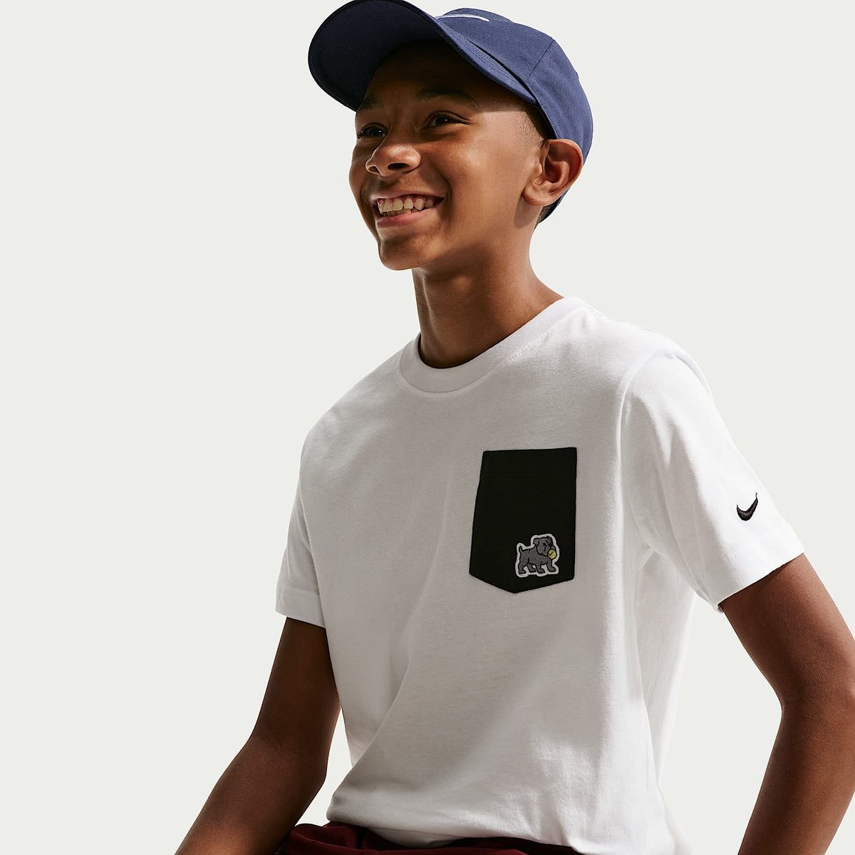 Playera con bolsillo para niños talla grande Nike Sportswear – Blanco/Negro – vista 3