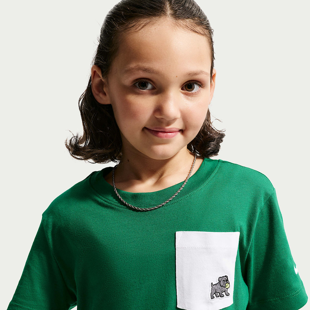 Playera con bolsillo para niños talla grande Nike Sportswear – Malaquita/Blanco – vista 3