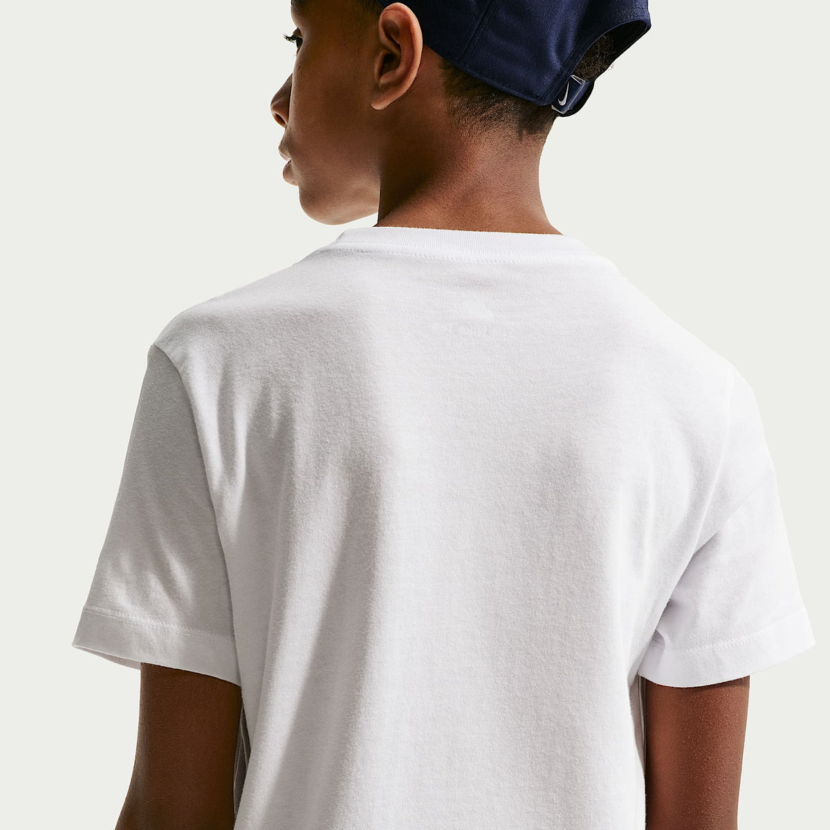 Playera con bolsillo para niños talla grande Nike Sportswear – Blanco/Negro – vista 2