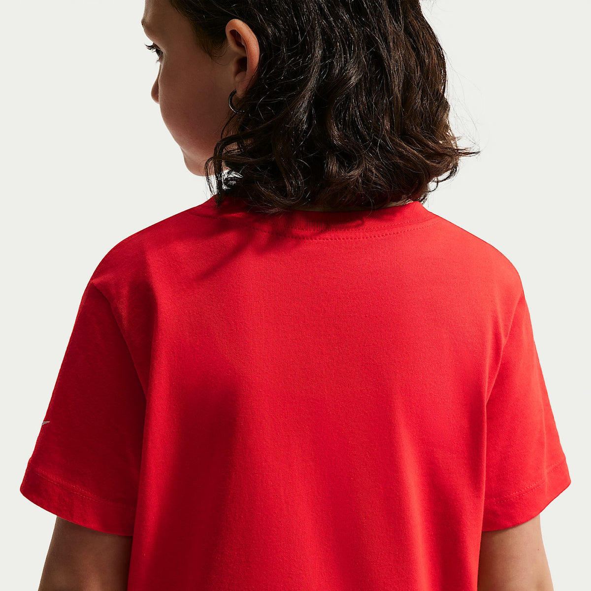 Playera con bolsillo para niños talla grande Nike Sportswear – Rojo universitario/Blanco – vista 2