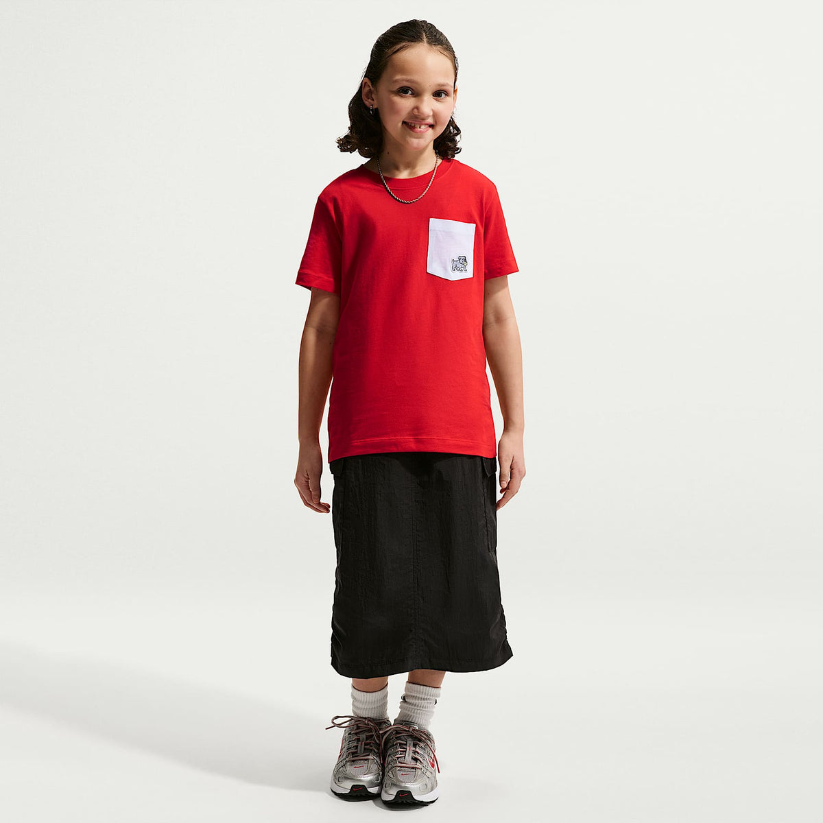 Playera con bolsillo para niños talla grande Nike Sportswear – Rojo universitario/Blanco – vista 4