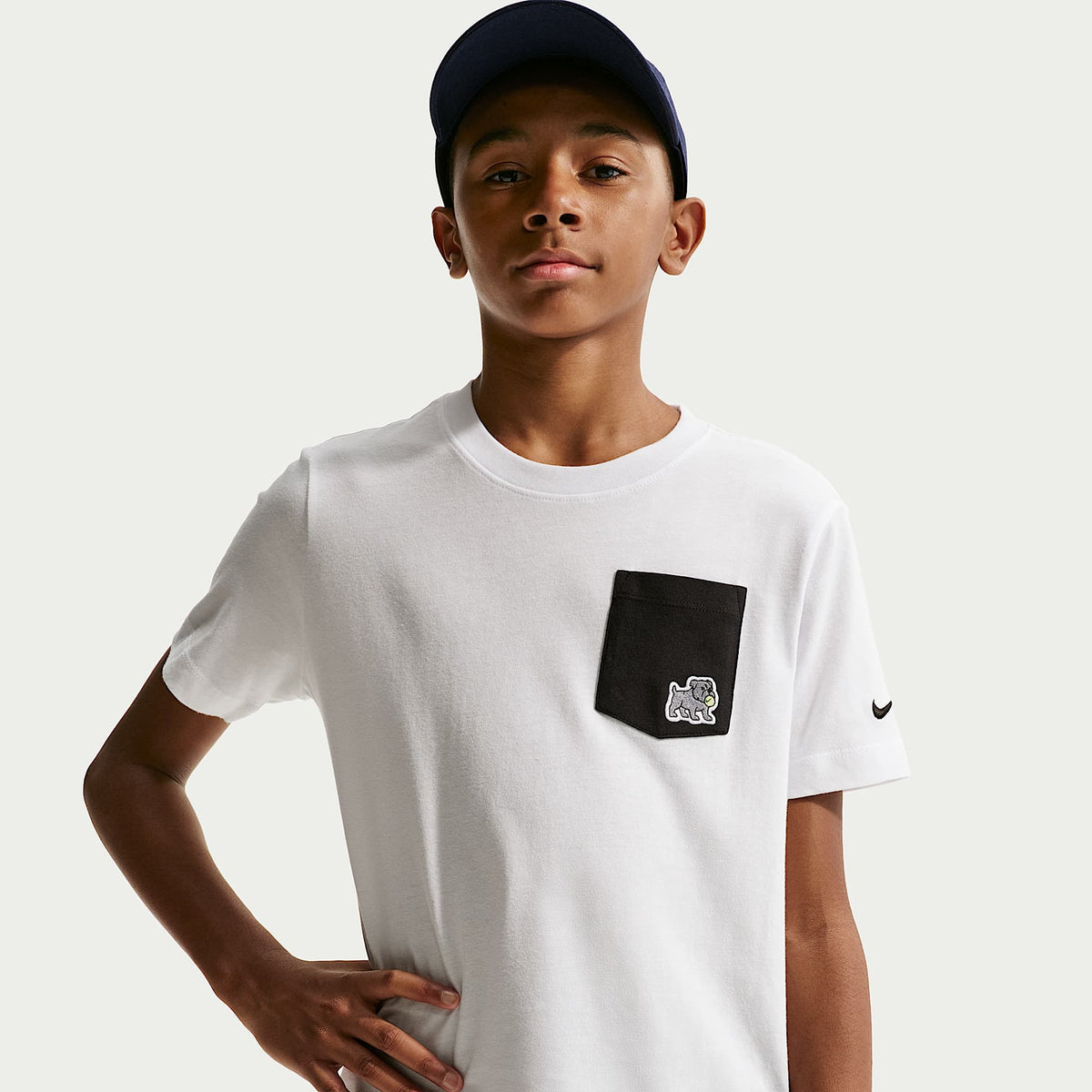 Playera con bolsillo para niños talla grande Nike Sportswear – Blanco/Negro – vista 1