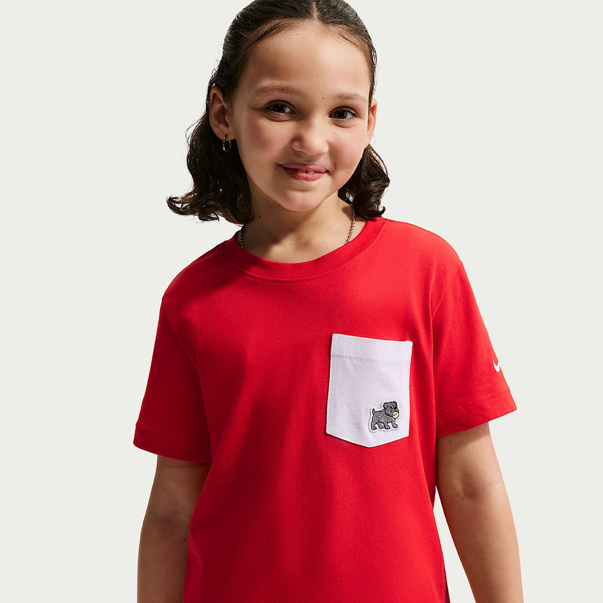 Playera con bolsillo para niños talla grande Nike Sportswear – Rojo universitario/Blanco – vista 1