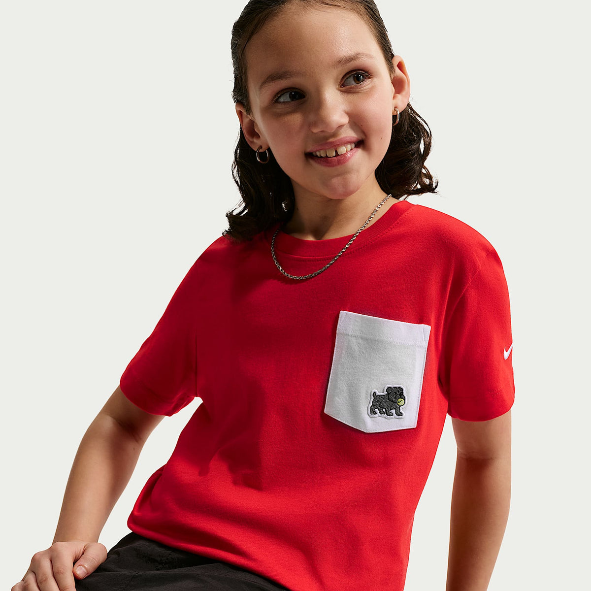 Playera con bolsillo para niños talla grande Nike Sportswear – Rojo universitario/Blanco – vista 3
