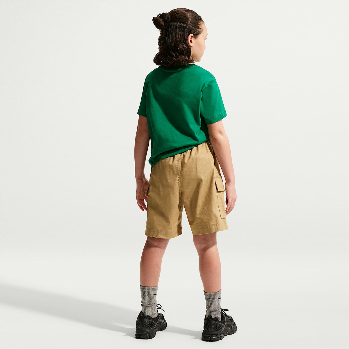 Playera con bolsillo para niños talla grande Nike Sportswear – Malaquita/Blanco – vista 5