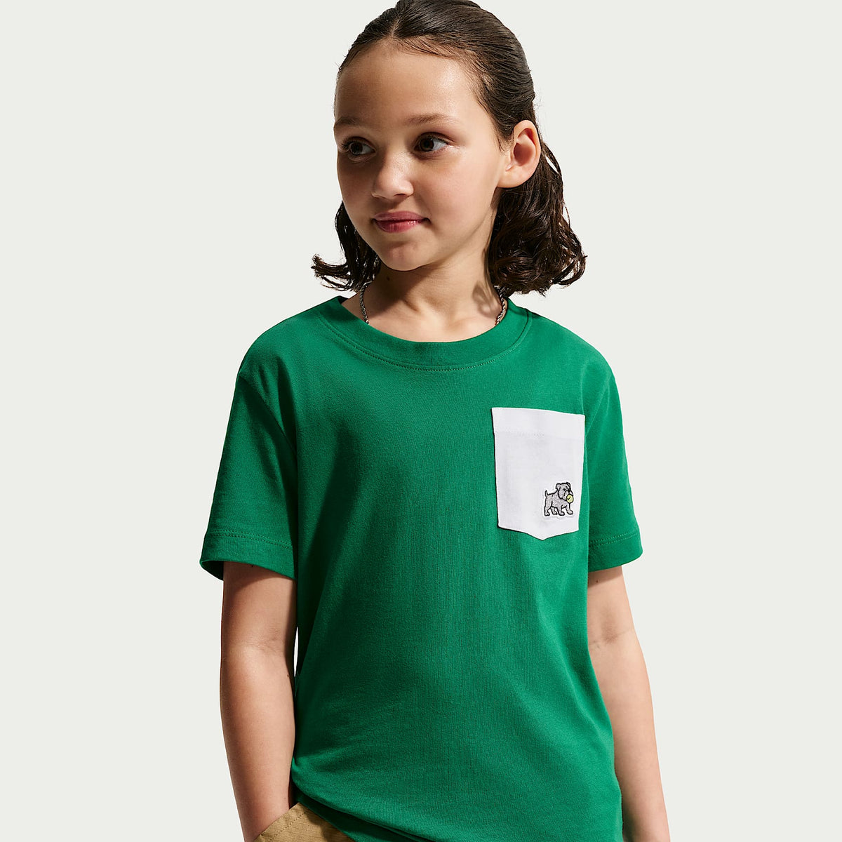 Playera con bolsillo para niños talla grande Nike Sportswear – Malaquita/Blanco – vista 1