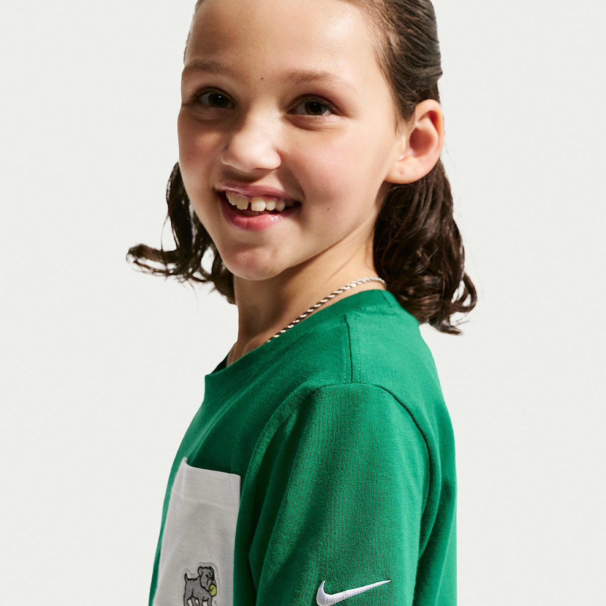 Playera con bolsillo para niños talla grande Nike Sportswear – Malaquita/Blanco – vista 2