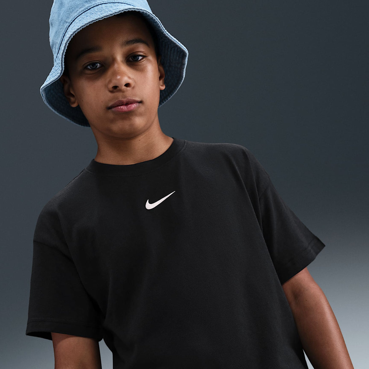 Playera para niños talla grande Nike Sportswear – Negro – vista 2