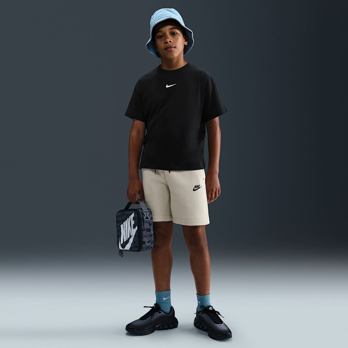 Playera para niños talla grande Nike Sportswear – Negro – vista 4