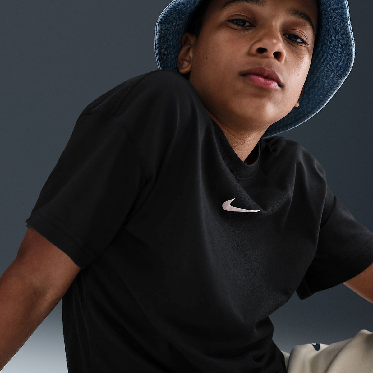 Playera para niños talla grande Nike Sportswear – Negro – vista 3