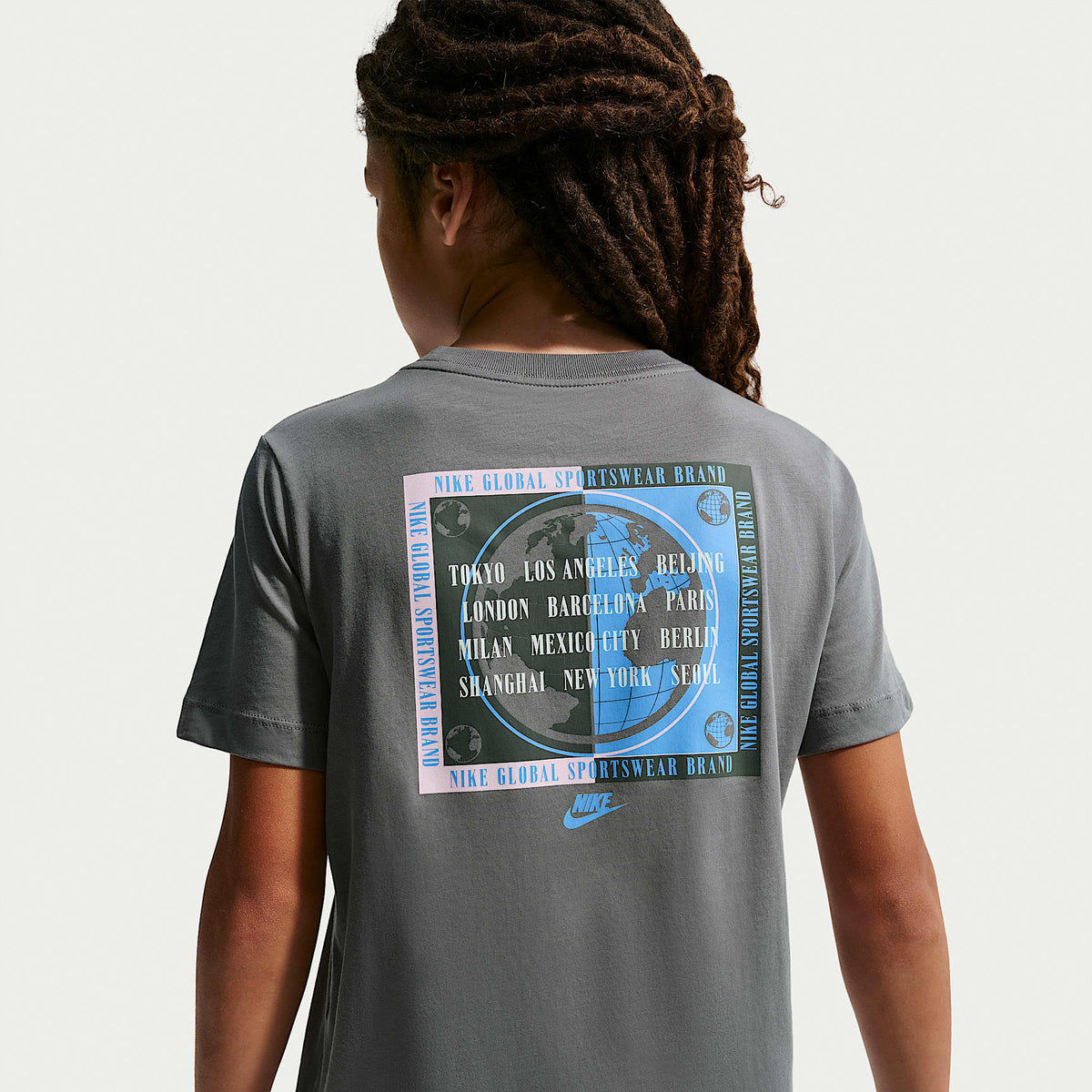 Playera para niños talla grande Nike Sportswear Club – Gris humo – vista 1