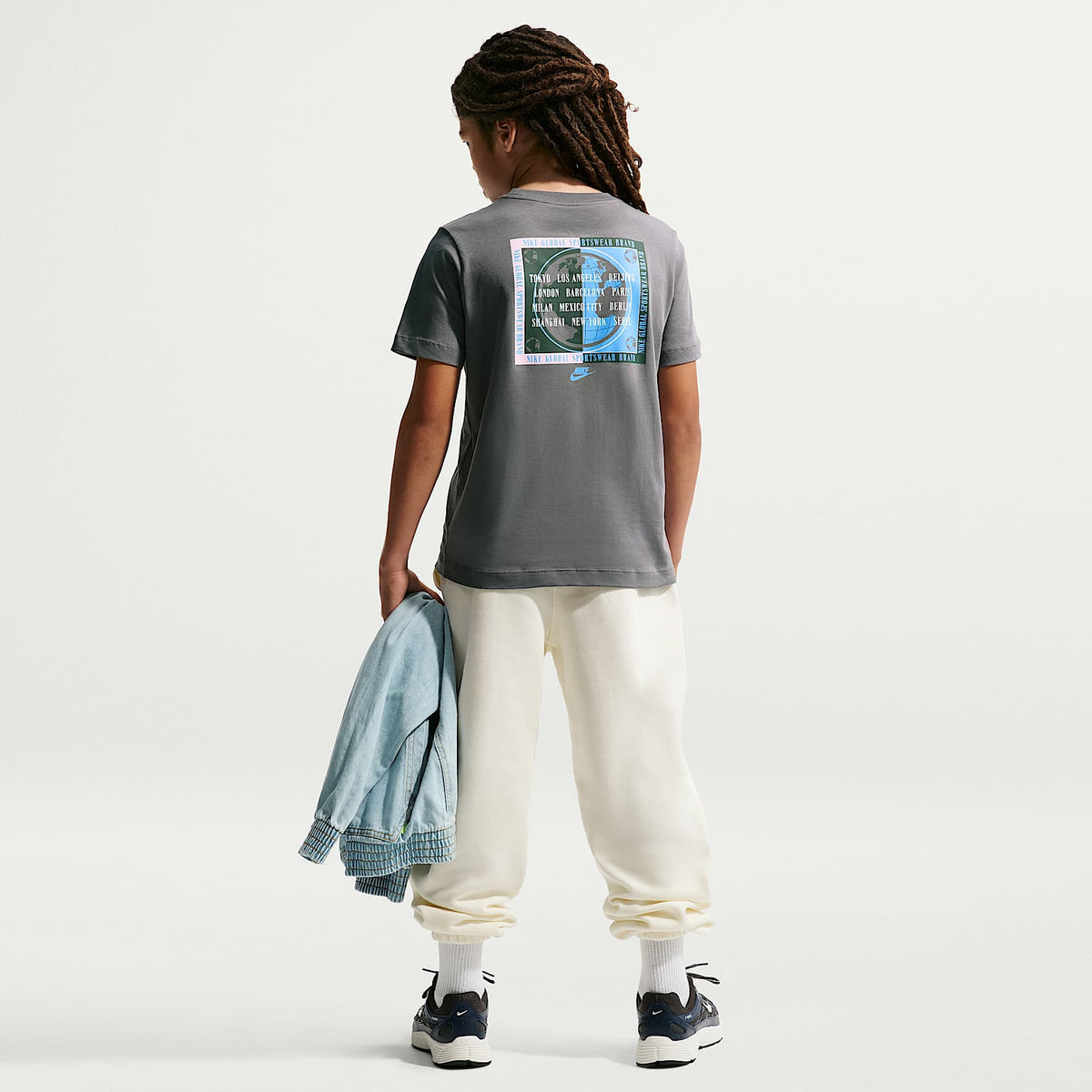 Playera para niños talla grande Nike Sportswear Club – Gris humo – vista 5