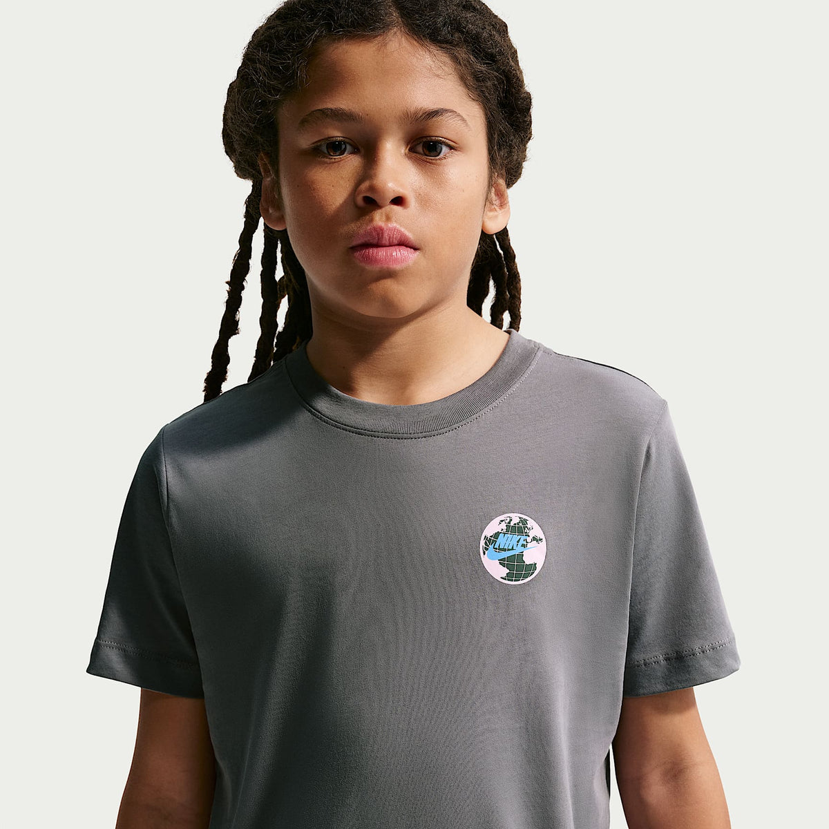 Playera para niños talla grande Nike Sportswear Club – Gris humo – vista 2