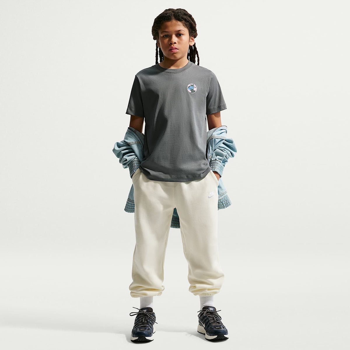 Playera para niños talla grande Nike Sportswear Club – Gris humo – vista 4