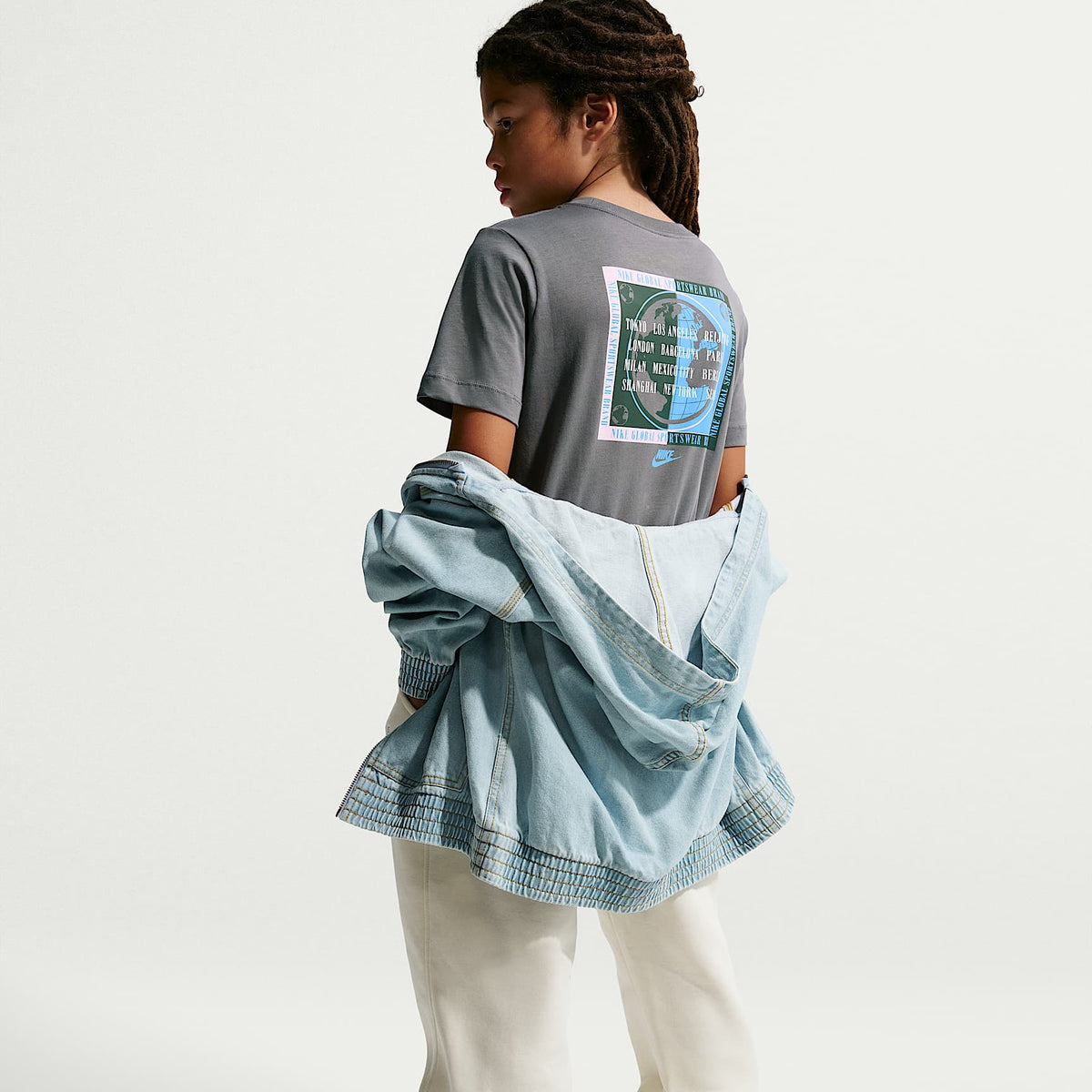 Playera para niños talla grande Nike Sportswear Club – Gris humo – vista 3