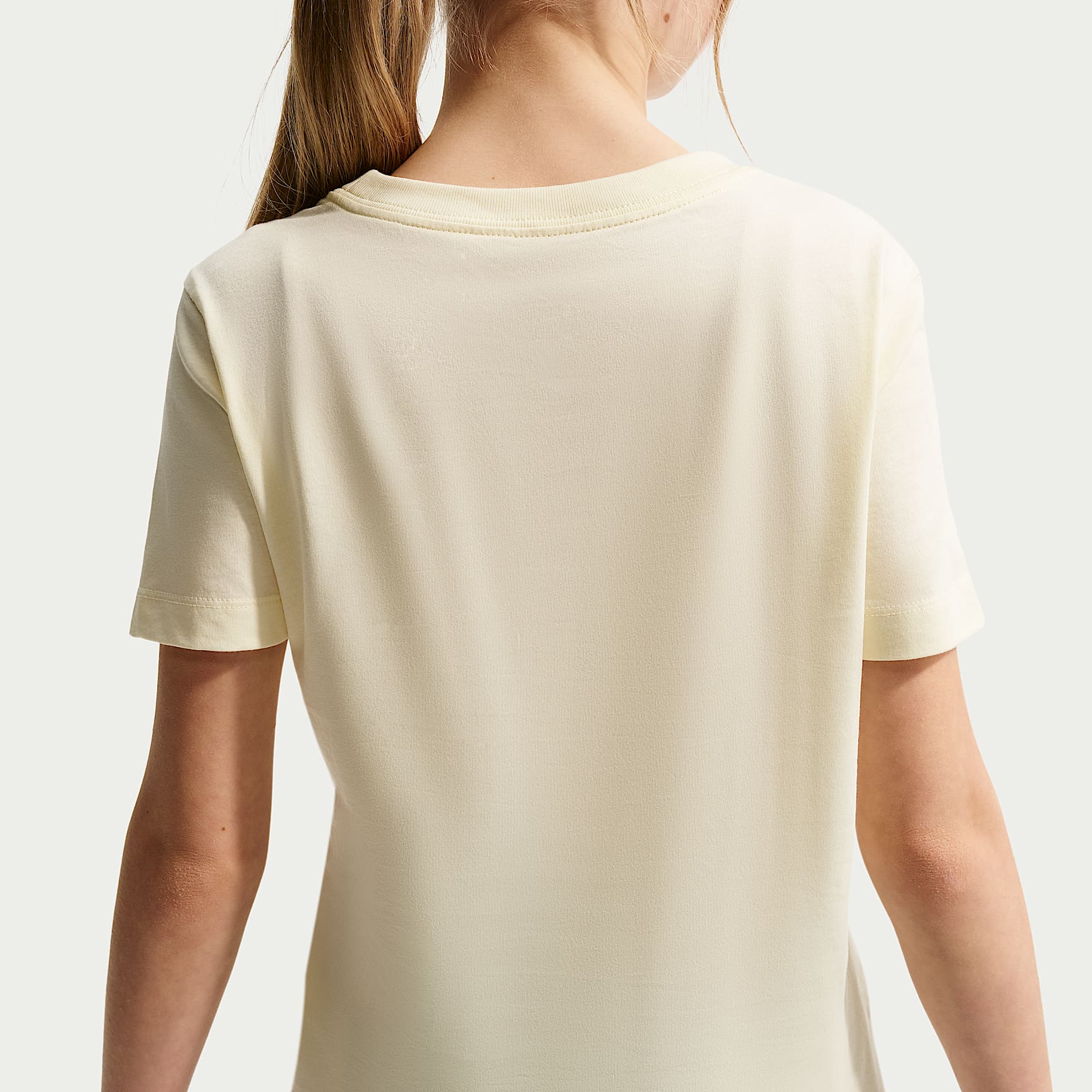 Playera para niños talla grande Nike Sportswear – Leche de coco – vista 2