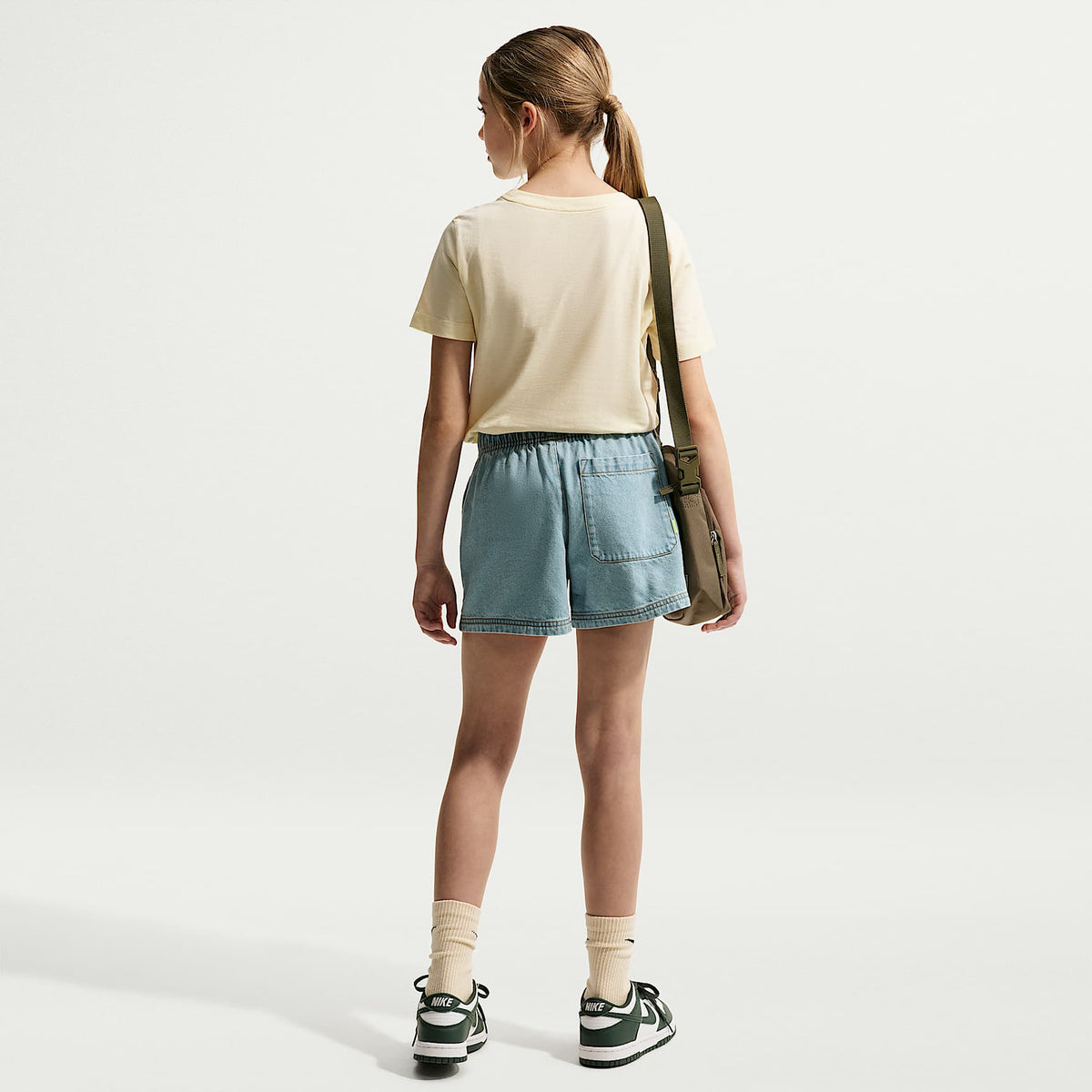 Playera para niños talla grande Nike Sportswear – Leche de coco – vista 5