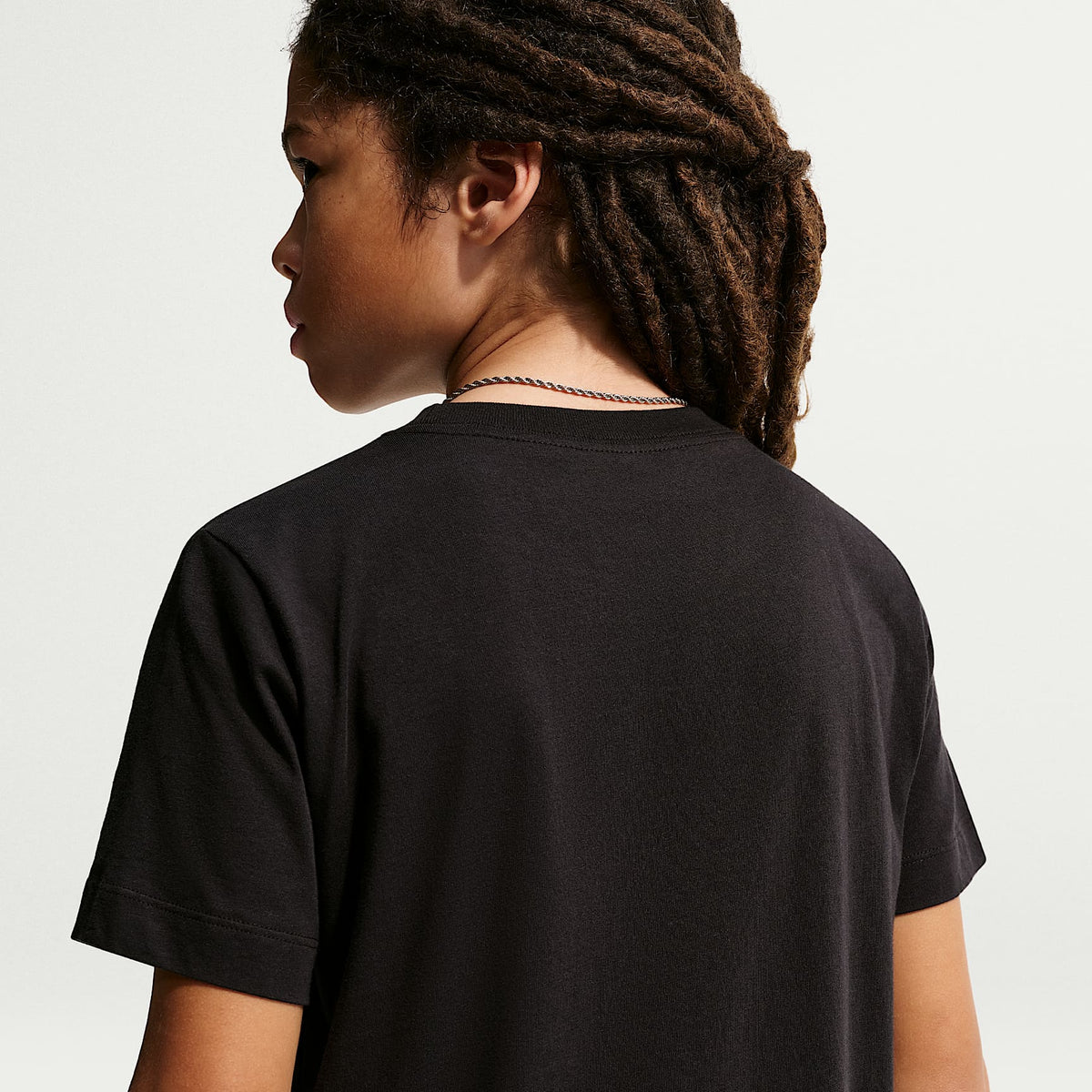 Playera para niños talla grande Nike Sportswear – Negro – vista 2
