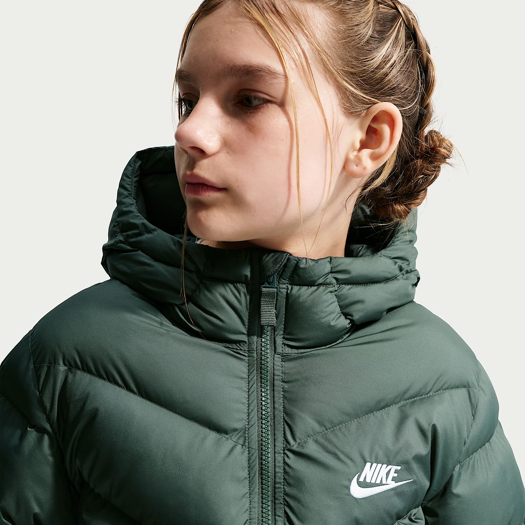 Chamarra acolchada Therma-FIT holgada para niños talla grande Nike Sportswear All Day Play – Verde camuflaje/Blanco – vista 2