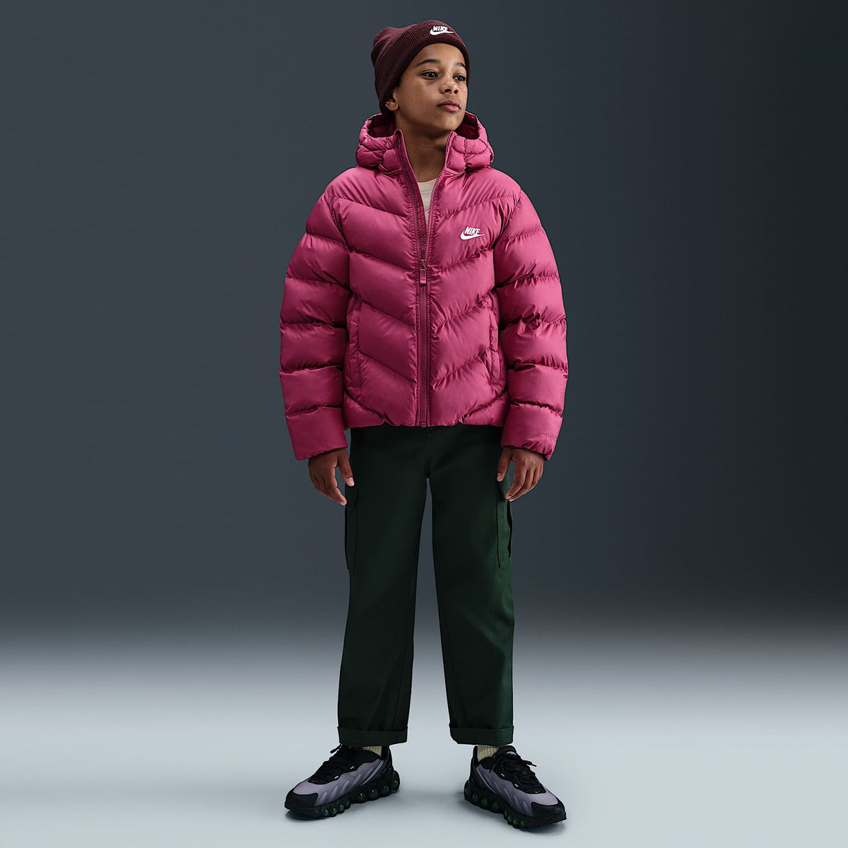 Chamarra acolchada Therma-FIT holgada para niños talla grande Nike Sportswear All Day Play – Remolacha dulce/Blanco – vista 7