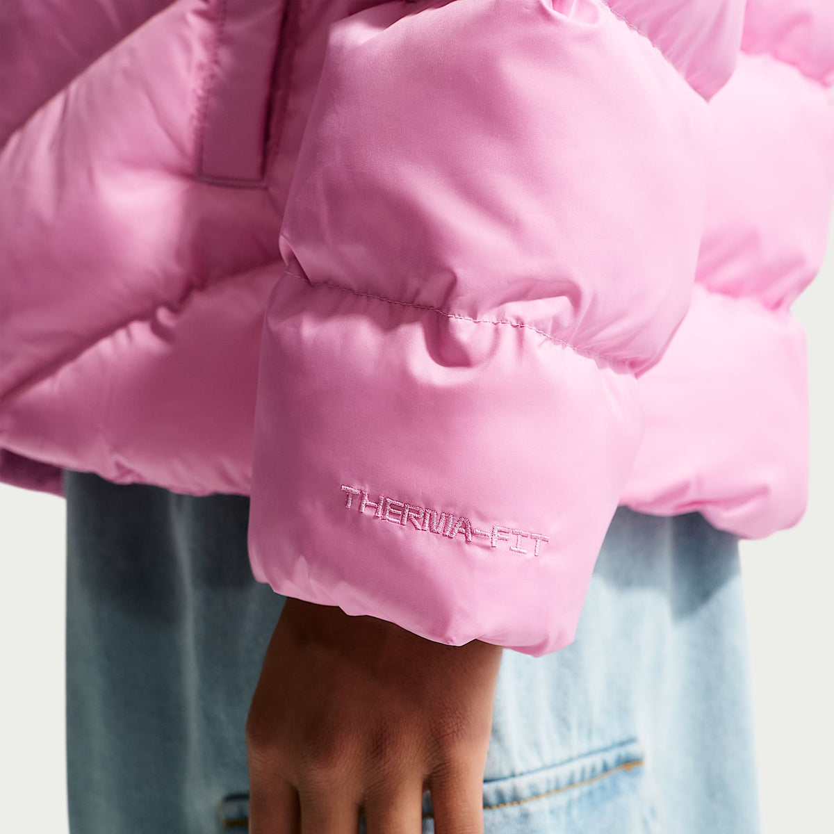 Chamarra acolchada Therma-FIT holgada para niños talla grande Nike Sportswear All Day Play – Rosa amanecer/Blanco – vista 8