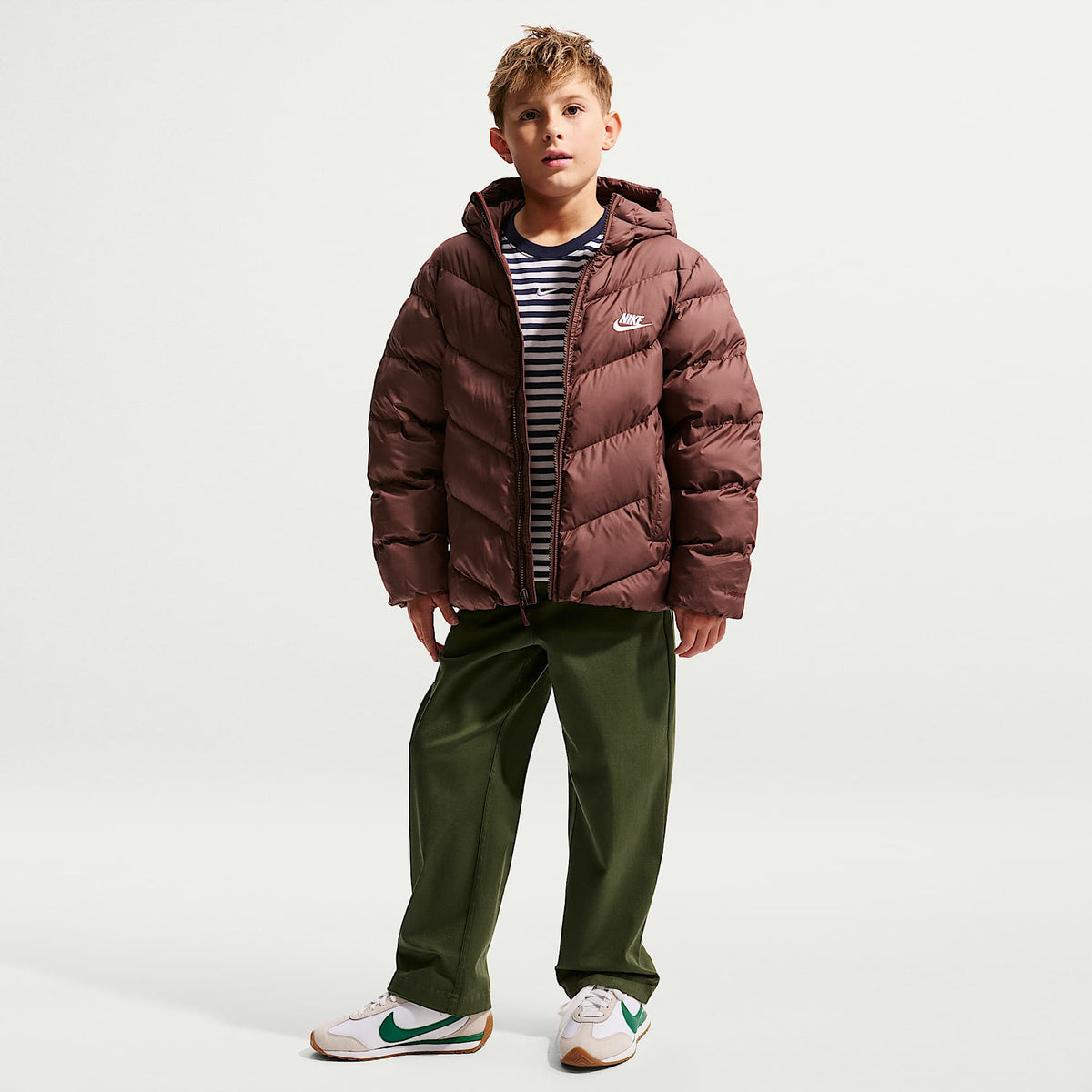 Chamarra acolchada Therma-FIT holgada para niños talla grande Nike Sportswear All Day Play – Dátil místico/Blanco – vista 7