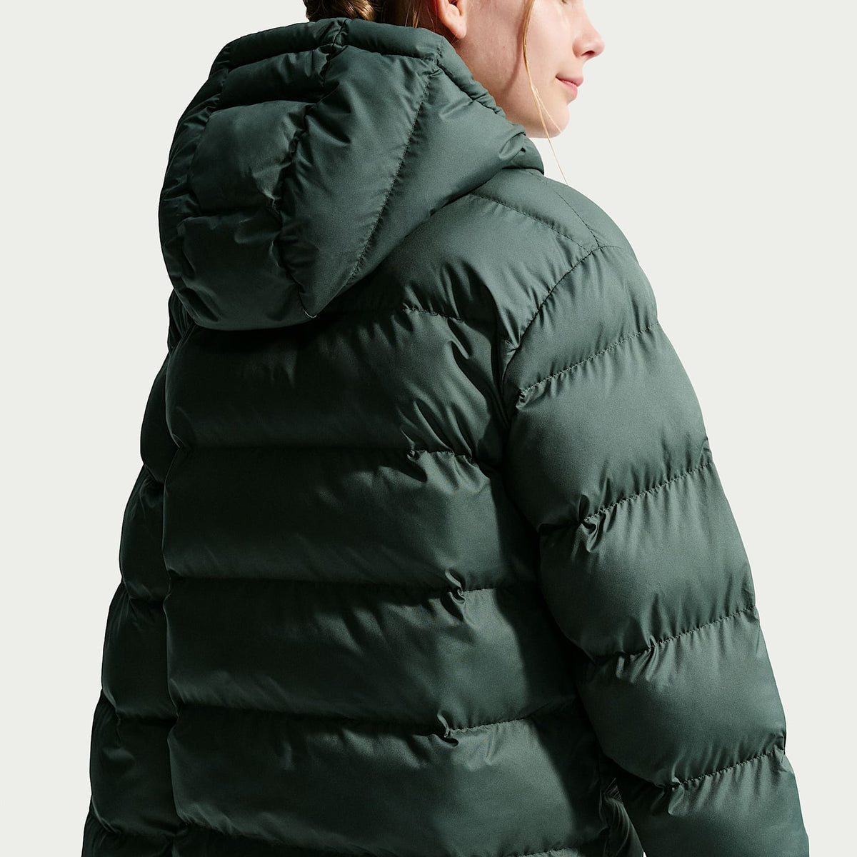 Chamarra acolchada Therma-FIT holgada para niños talla grande Nike Sportswear All Day Play – Verde camuflaje/Blanco – vista 4