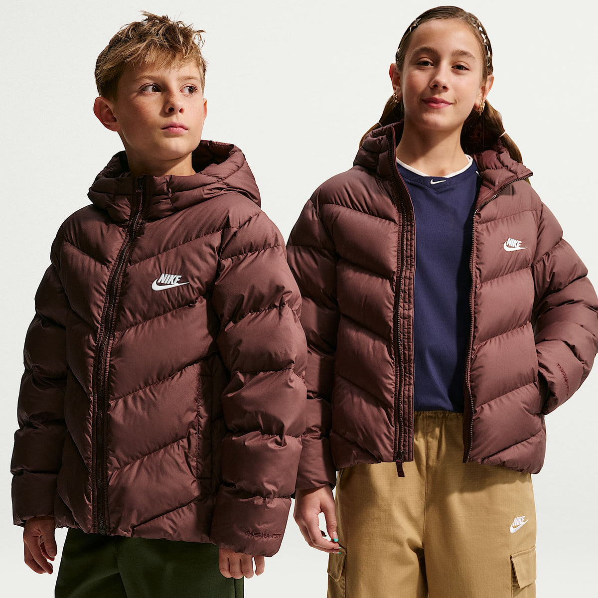 Chamarra acolchada Therma-FIT holgada para niños talla grande Nike Sportswear All Day Play – Dátil místico/Blanco – vista 1