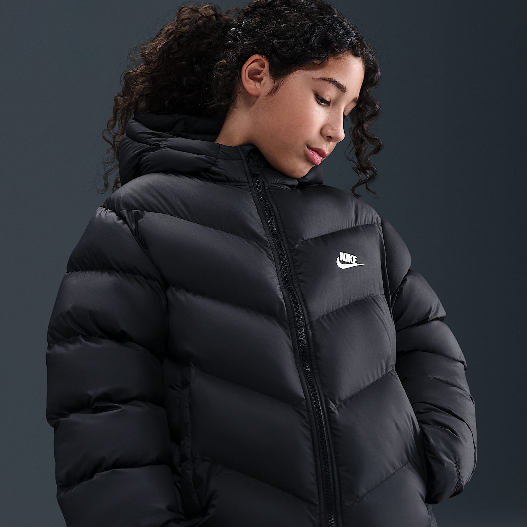 Chamarra acolchada Therma-FIT holgada para niños talla grande Nike Sportswear All Day Play – Negro/Blanco – vista 2