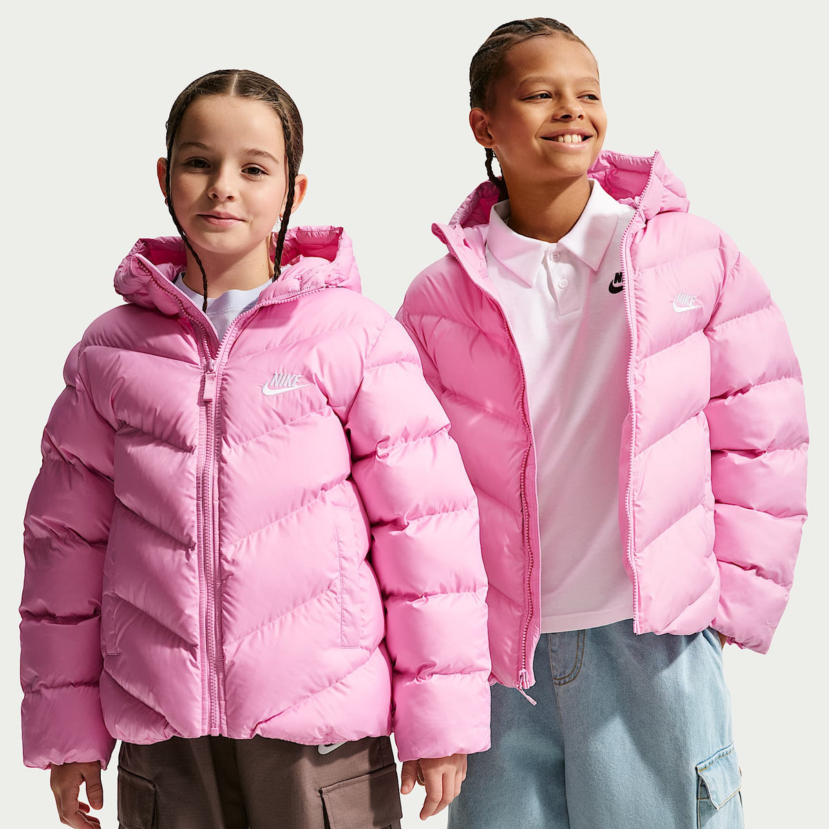 Chamarra acolchada Therma-FIT holgada para niños talla grande Nike Sportswear All Day Play – Rosa amanecer/Blanco – vista 1