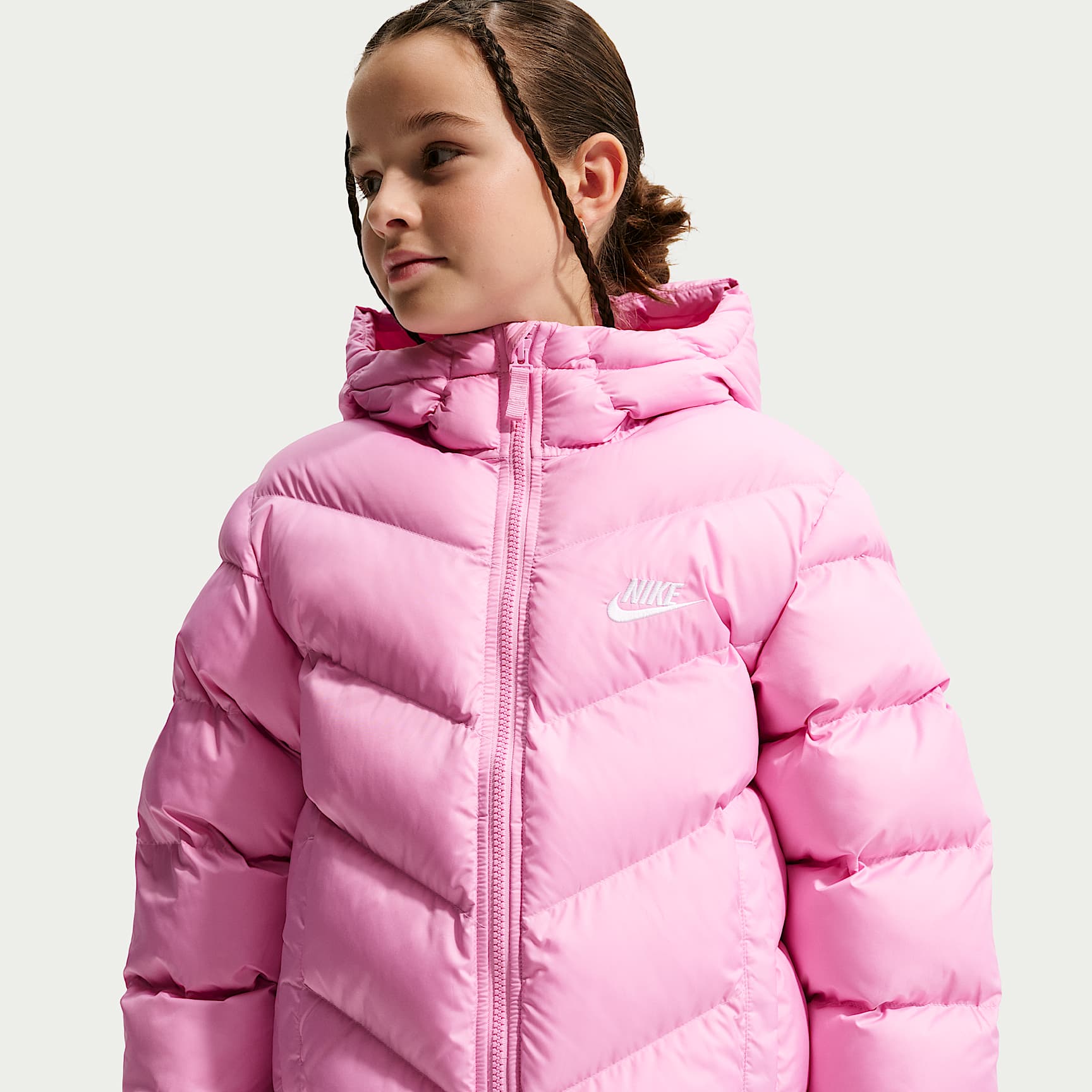 Chamarra acolchada Therma-FIT holgada para niños talla grande Nike Sportswear All Day Play – Rosa amanecer/Blanco – vista 2