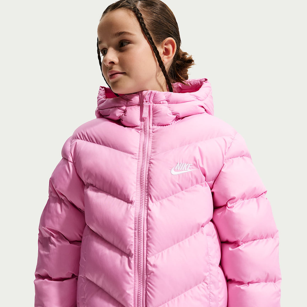 Chamarra acolchada Therma-FIT holgada para niños talla grande Nike Sportswear All Day Play – Rosa amanecer/Blanco – vista 2