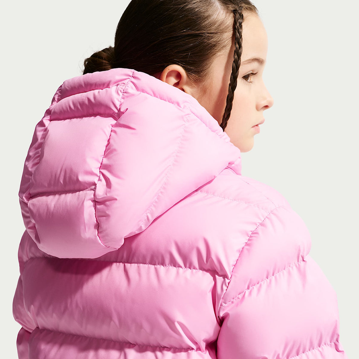 Chamarra acolchada Therma-FIT holgada para niños talla grande Nike Sportswear All Day Play – Rosa amanecer/Blanco – vista 4
